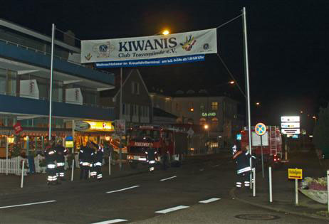 Die FFW Travemünde hat gestern Abend das Transparent für den Kiwanis-Weihnachtsmarkt in der Bertlingstraße angebracht. Alle Fotos: KARL ERHARD VÖGELE 