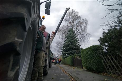 Ohne Kran geht nichts: Der schön gewachsene Tannenbaum, der für die Altstadt vorgesehen ist, wird abgeholt. Alle Fotos: KARL ERHARD VÖGELE