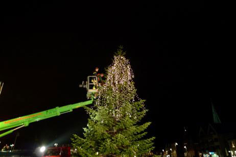 Mit dem Hubwagen wurden die Lichterketten am Weihnachtsbaum angebracht. Alle Fotos: KARL ERHARD VÖGELE