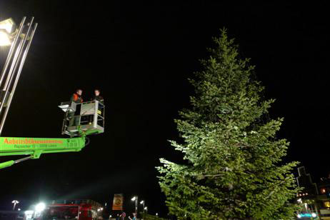 Travemünde Aktuell: Fährplatz: Letzter Weihnachtsbaum geschmückt