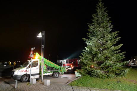 Travemünde Aktuell: Fährplatz: Letzter Weihnachtsbaum geschmückt
