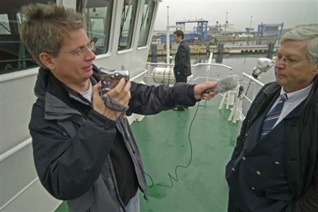 Claus Schaefer, Geschäftsführer und Gesellschafter der Reederei J. Johannsen & Sohn beim Interview mit Travemünde Aktuell Chefredakteur Helge Normann. Im Hintergrund der Sohn, Prokurist Michael Schaefer. Foto: Karl Erhard Vögele
