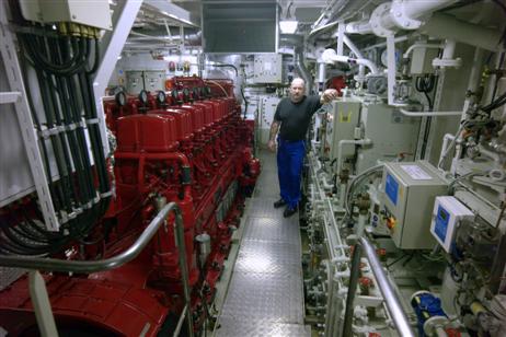 Maschinist Detlef Piskorski im Maschinenraum an einem der 1.850 KW starken Diesel. Foto: Karl Erhard Vögele