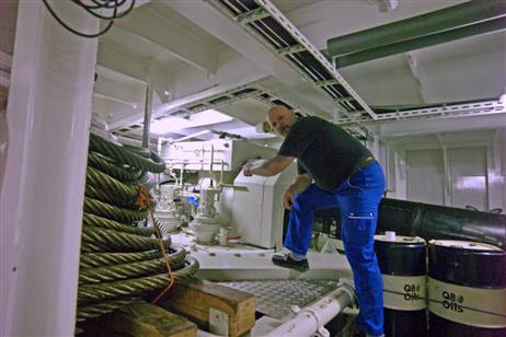 Maschinist Detlef Piskorski am Schottelantrieb im Heckbereich des Schleppers. Foto: Karl Erhard Vögele
