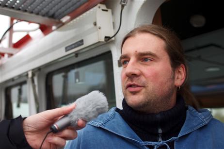 Steuermann Tobias Dihrberg ist die rechte Hand des Kapitäns. Wie alle in der Mannschaft hat er Freude an dem interessanten Job. Das schönste an Bord ist es aber, den heraufziehenden Tag und die Sonnenaufgänge zu erleben. Foto: Karl Erhard Vögele