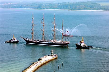 CLAUS und AXEL – hier mit der SEDOV – erinnern mit diesem Bild an die Anfänge der Reederei J. Johannsen & Sohn, die als Ewerführerei (Ewerführer = Schutenführer) mit ihren Dampfbarkassen 1896 gegründet wurde und in den Lübecker Häfen die Segelschiffe bugsierten. Foto: Karl Erhard Vögele