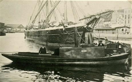 Dampfbarkasse HENNI (1896) im Lübecker Hafen. Foto: Archiv J. Johannsen & Sohn 