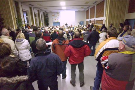 Für viele Besucher gab es nur noch Stehplätze im hinteren Teil der Halle.