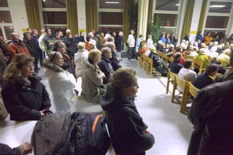 Geduldig harren die Menschen aus, auch wenn sie keinen Sitzplatz mehr erhalten konnten. Unter Ihnen auch Auswärtige, die als Berufspendler besonders von der Erhöhung der PKW-Jahreskarte betroffen sind.