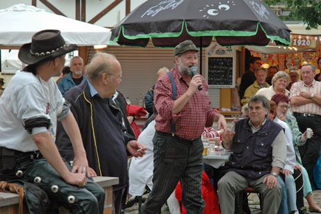 Zünftig: Das Altstadtfest auf dem Alten Marktplatz vor St. Lorenz Travemünde wird vom 7. bis 9. August 2009 gefeiert. Foto: ARCHIV TA 