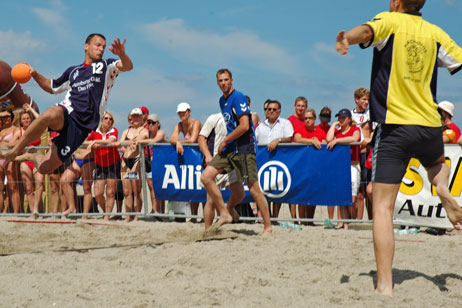 Das Beachhandball-Turnier am Freistrand (neue Bezeichnung »Strandbühne«) steigt vom 05. bis 07. Juni 2009. Foto: ARCHIV TA 