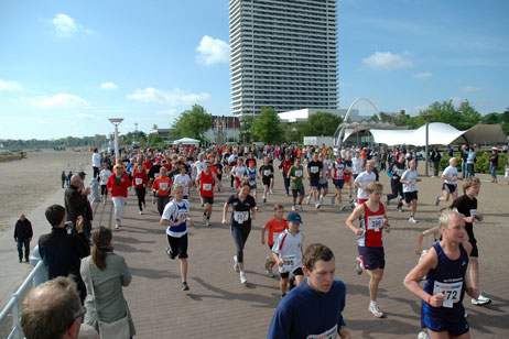 Der Startschuss zum Travemünder Stadtlauf fällt am 24. Mai 2009 auf der Strandpromenade (neue Bezeichnung »Promenadenbühne«). Foto: TA 