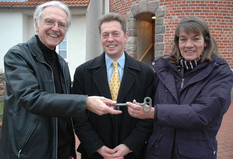 Schlüsselübergabe: Wolfgang Moebius, Mathias Fiege und Claudia Schmäing. Foto: TA