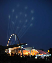 Der 4000 Watt starke »Skybeamer lässt über dem Travemünder Neujahrsgarten helle Lichter kreisen. Foto: ARCHIV TA