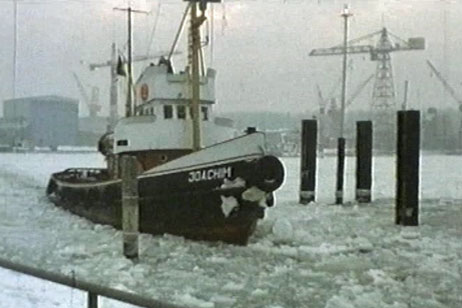 Die Priwall-Fähre schafft es nicht mehr, Schlepper springen ein. Im Hintergrund die frühere Schlichting-Werft. Fotos: PETER STÖCKLING 