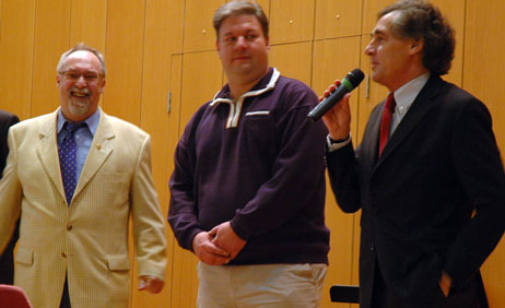 Schachsparten-Leiter Rüdiger Pflaum (links), TSV-Chef Markus Hellwich und Bürgermeister Bernd Saxe begrüßten am Samstagvormittag die Teilnehmer des Schach-Open. Foto: TA