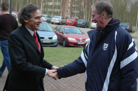 Bürgermeister Bernd Saxe (links) und Travemündes CDU-Ortsverbandsvorsitzender Klaus Petersen. Petersen ist Schatzmeister beim Travemünder Sportverein. Foto: TA