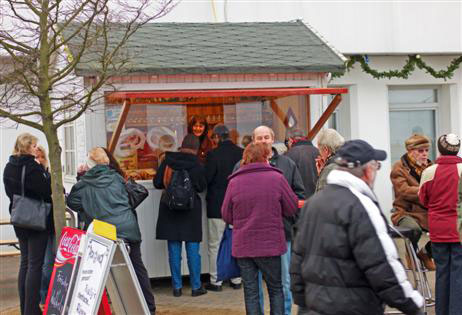Andrang am Brezl-Stand. Foto: KARL ERHARD VÖGELE 