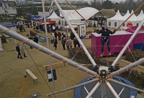 Bungee-Chef Nico Isenburg beim Synchronspringen in Augenhöhe mit der Kamera von »Travemünde Aktuell« am Seil gegenüber