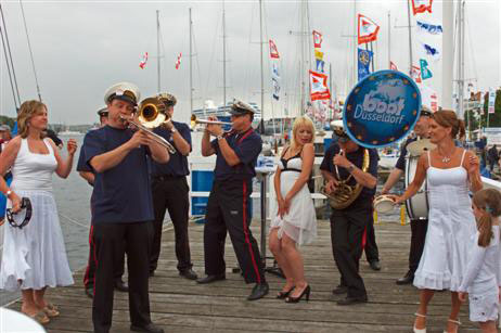 Die Messe »boot« sorgte für Jazz und war deutlich sichtbar bei der eröffnung der Travemünder Woche 2007 dabei. Foto: KARL ERHARD VÖGELE