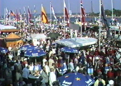 Die »boot« war auch bei der Eröffnung der Travemünder Woche 1989 schon als Sponsor sehr präsent, erkennbar an den blauen Sonnenschirmen mit dem weißen Schriftzug. Foto: JOSEF REISS