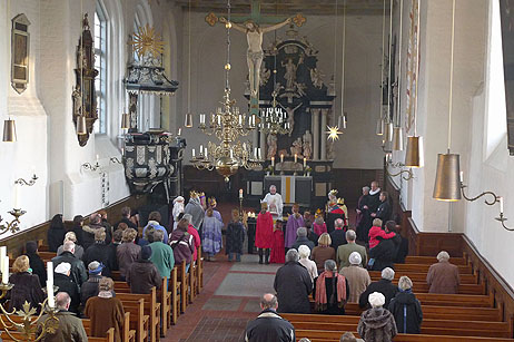 Diakon Ensenroß von der Katholischen Kirchengemeinde bei der Einsegnung.