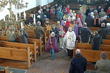 Aus dem Gottesdienst heraus treten die Heiligen Drei Könige ihren Weg in die Häuser an.