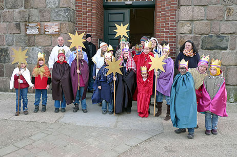 Für ein Fotoshooting versammeln sich die Kinder vor der St. Lorenz-Kirche.