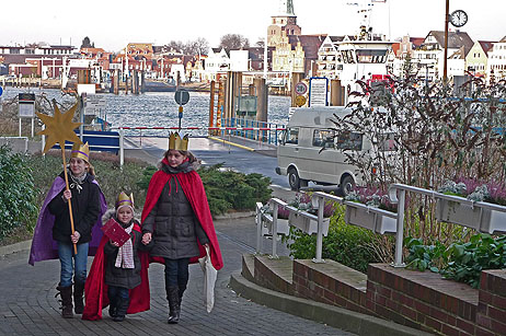 Die Sternsinger kommen gerade von der Fähre und sind auf dem Weg zum Rosenhof.