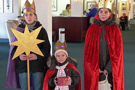 Lea, Maya und Lina singen im Rosenhof (v.l.n.r.)