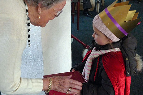 Maya erhält die Spenden der Rosenhofbewohner.
