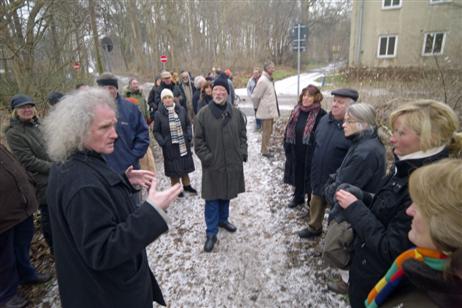 Siegbert Bruders vor dem ehemaligen Priwallkrankenhaus zu möglichen Planungsüberlegungen für diesen Gebäudekomplex. Unter anderem war vom Investor ein Low-Budget-Hotel angedacht worden. Foto: KARL ERHARD VÖGELE