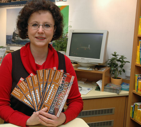 Eintrittskarten gibt es an verschiedenen Vorverkaufsstellen in Travemünde, zum Beispiel bei Corinna Eichler von der Buchhandlung Nitz (Rose). Foto: TA
