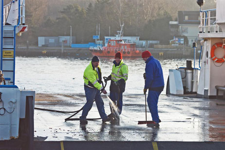 Für die Fährleute hieß es am Ende Klar Deck machen, denn 500 Schafe lassen schon mal was fallen. Alle Fotos: KARL ERHARD VÖGELE 
