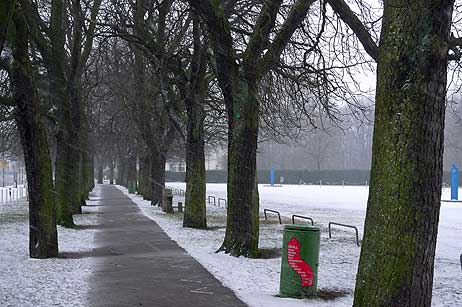 Wer das düstere Wetter mag, kann an solchen Bildern am späten Nachmittag in Travemünde Gefallen finden.