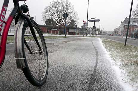 Spuren im Schnee. Nicht ganz gerade aus und nicht unbedingt durch einen kräftigen böigen Wind zu erklären. Doch Radfahrer sollten vorsichtig sein.