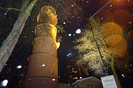 Immer ein faszinierender Anblick: Der Älteste Leuchtturm Deutschlands im Schneetreiben.