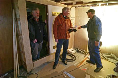 Michael Luppatsch und Fritz Toelsner vom Offenen Kanal ließen sich von Schiffsmechaniker Mike Zöllner (rechts) die zukünftige Funkerbude auf der Passat zeigen. Auch von hier soll gelegentlich gesendet werden. Foto: KARL ERHARD VÖGELE 