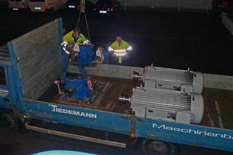 Motor Nummer drei geht am Haken an Land. Rechts am Motor direkt angeflanscht der Stromerzeuger.