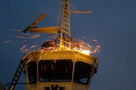 Der Mast wird losgeschweißt.