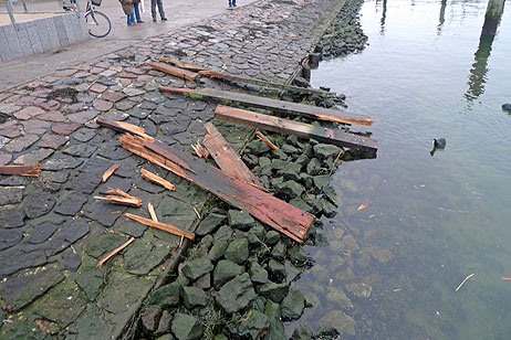 Holzeile der Kaiserbrücke wurden an die Travepromenade geschwemmt. Foto: KARL ERHARD VÖGELE 