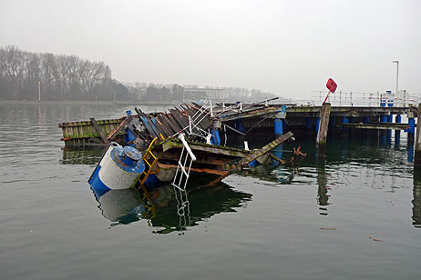 Die Kaiserbrücke ist nur noch Kleinholz. Einzelne Teile schwammen auf der Trave, mussten geborgen werden. Foto: KARL ERHARD VÖGELE 
