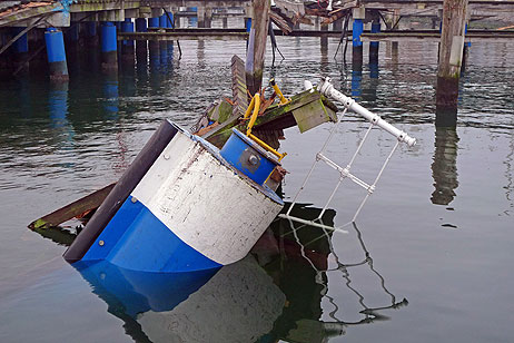 Travemünde Aktuell: 5.44 Uhr am Morgen: Fähre kracht in die Kaiserbrücke