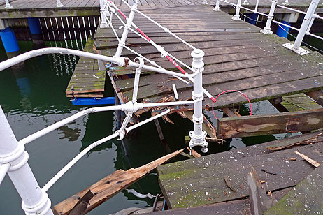 Travemünde Aktuell: 5.44 Uhr am Morgen: Fähre kracht in die Kaiserbrücke
