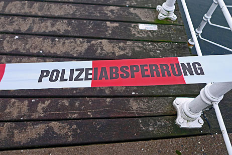 Die Polizei sperrte die in weiten Teilen zerstörte Brücke ab. Foto: KARL ERHARD VÖGELE 