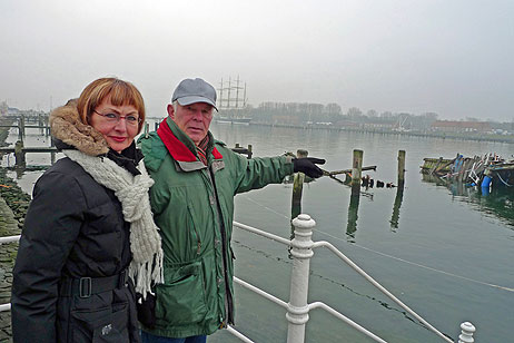 Die Urlauber Edgar und Anja Stute hörten heute früh ein lautes Geräusch und sahen von ihrem Hotelzimmer-Fenster aus die Fähre, die mit der Kaiserbrücke kollidiert war. Foto: KARL ERHARD VÖGELE 