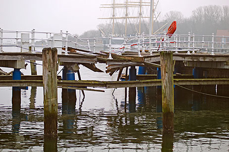 Bis auf die Strandpromenade konnte man hören wie das Schiff volle Kraft zurück gab und laute, krachende Geräusche machte, wie man sie sonst nur bei Anlegemanövern im Hafen hört. Ein lautes Scheppern und Dröhnen, was für diese Uhrzeit ganz ungewöhnlich ist in dieser Lautstärke. Danach war das Krachen von berstenden Balken und Geräuschen zu hören, als wolle man in einen Container schweren Schutt kippen. Mancher wird wohl gedacht haben, da wird vielleicht irgendwo Bauschutt verladen. Foto: KARL ERHARD VÖGELE 