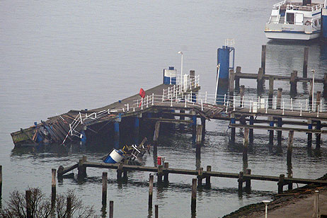 Der Kopf der Kaiserbrücke ist völlig zerstört. Die Brücke gehört der Lübecker Hafengesellschaft (LHG). Foto: KARL ERHARD VÖGELE 