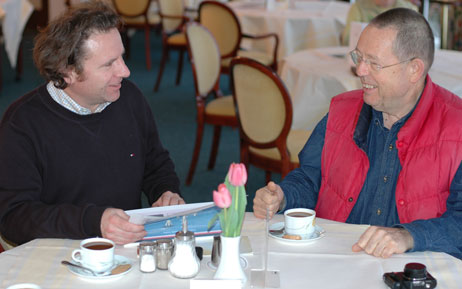 Karl Erhard Vögele (FDP) traf sich heute mit Peter Werner (Sealloyd) im Rosenhof. Es geht um ein Hotelschiff für Travemünde. Foto: TA