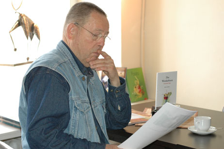 Karl Erhard Vögele (FDP) studiert die Projekt-Unterlagen. Foto: TA 